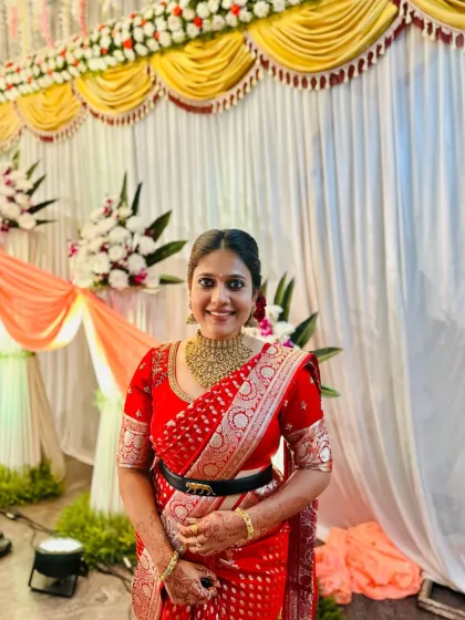 This bride chose a bold, wide antique choker for her reception. It's a statement piece that stands out beautifully against her red saree.