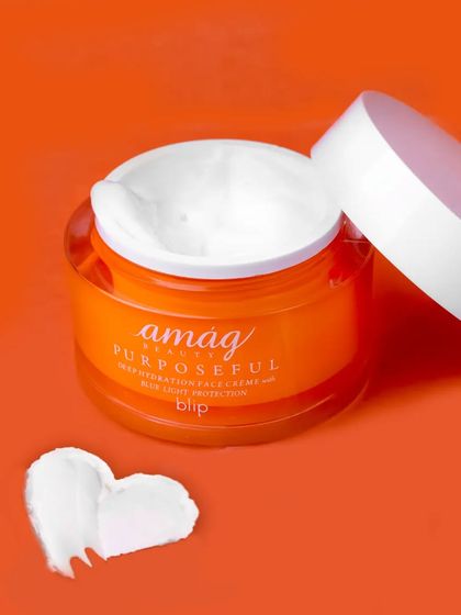 The rich, creamy texture of this face creme is the hero here. I created a small heart-shaped smear next to the open jar to visually communicate its smooth, nourishing quality in a playful way.