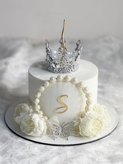 Our elegant Snow White mini cake, perfect for a princess-themed celebration or a sophisticated birthday.