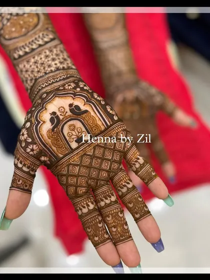 A lovely design with birds in a jharokha, perfect for an engagement or sangeet.