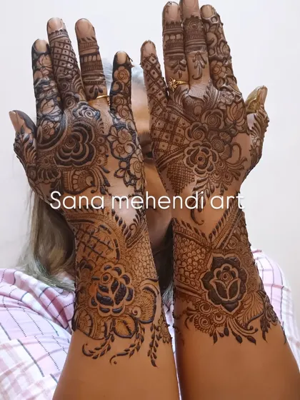 This design combines bold rose motifs with delicate net patterns, creating a beautiful balance. The back of the hands is as detailed as the front.