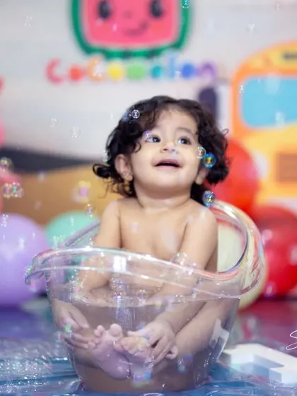 Bubbles and fun in a Cocomelon-themed tub splash. These sessions are always a hit, filled with splashing, smiles, and laughter.