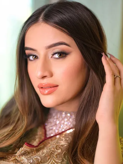Soft, open waves are perfect for a traditional yet modern look. This hairstyle is versatile and complements a wide range of outfits, from lehengas to sarees.