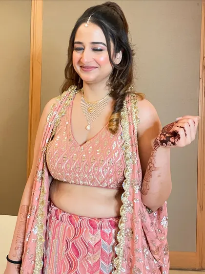 All eyes on her for the Mehendi ceremony. This look features a soft, glowing makeup style and a trendy high ponytail.