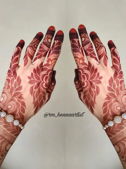 This is what I call stain goals. A deep, rich colour that shows the quality of the henna, beautifully accessorized with simple bracelets.