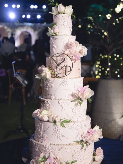 Neeth Medappa - Luxury Wedding & Engagement Cakes Architectural Marvels: Grand Wedding Cakes photo 4