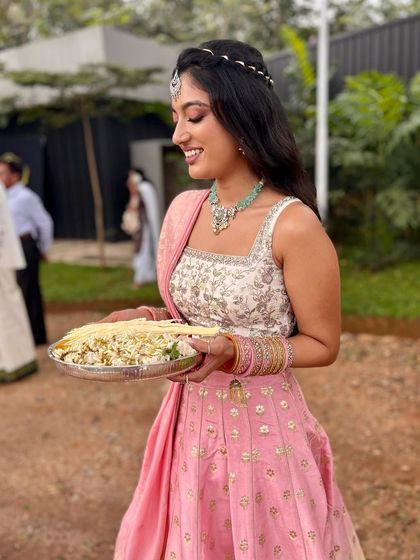 A lovely ribbon braid hairstyle for my daughter. This style is youthful and pretty, perfect for a festive occasion, and the simple hairband adds a touch of elegance.