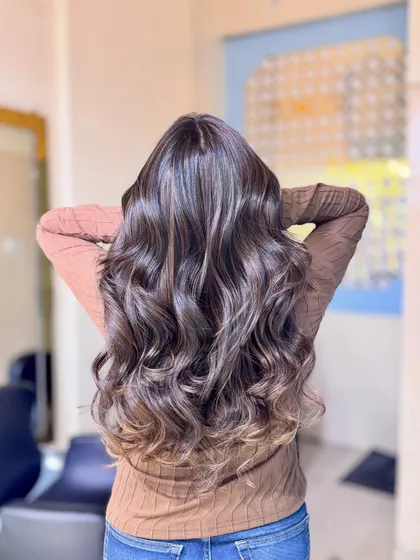 The soft curls enhance the multi-tonal effect of this luxurious and wearable hair color.