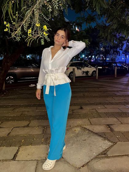 Here's a full look at my comfy and stylish outfit. The wide-leg pants provide comfort for my thighs, while the waist belt on my shirt highlights the narrowest part of my body.