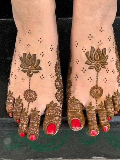 A simple and beautiful lotus design for the feet. The central flower extends from a delicate stem, and the toes are decorated with matching patterns for a cohesive look.
