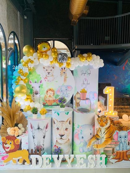 A full view of the elegant watercolor jungle theme, featuring a light-up '1', plush tigers, and pampas grass for a soft touch.