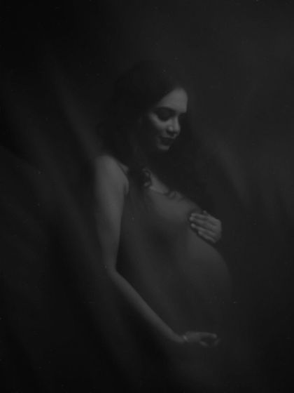 The poetry of becoming, in black and white. This monochrome version of the moody series emphasizes the play of light and shadow, creating a timeless and dramatic portrait.