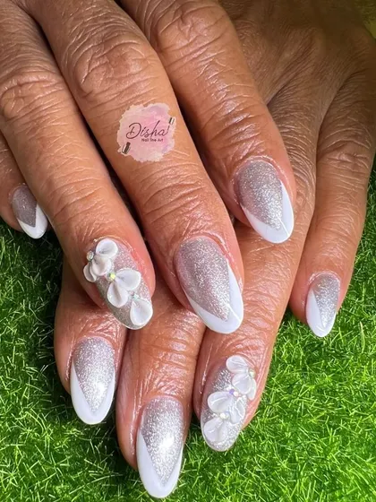 A classy and elegant silver and white set. The design is elevated with beautiful 3D flowers, adding a touch of sophistication and texture.