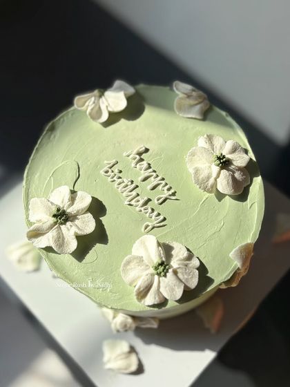 Elegant Floral & Minimalist Cakes photo 41