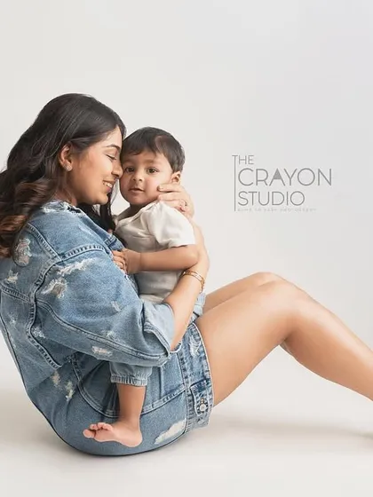 A tender moment between mother and son. Seated on the floor in my studio, their hug becomes a beautiful portrait of affection and closeness, proving that the simplest moments are often the most powerful.