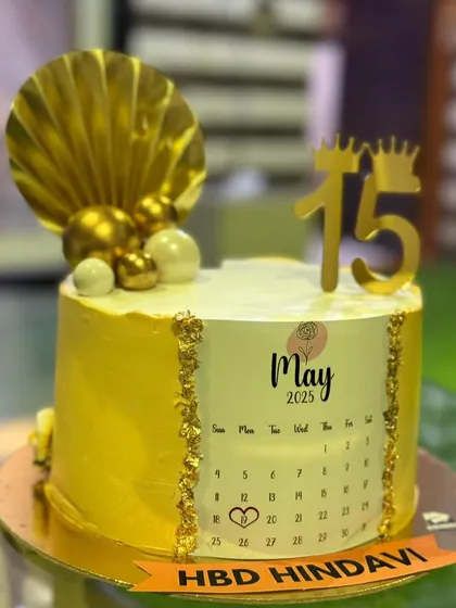 A special calendar cake for a 15th birthday, highlighting the birth date. The gold theme makes it feel extra celebratory.