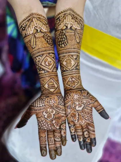 This design is filled with auspicious symbols like the Siddhivinayak temple, fish for prosperity, and peacocks for beauty.