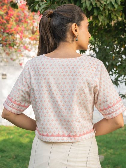 The back of this Suhani Appliqué crop top shows the simple, clean lines and beautiful block-printed fabric. It’s a testament to how even the smallest details are considered in our designs.