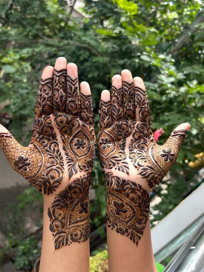A gorgeous Arabic design made almost entirely of leaves and vines. The pattern flows beautifully from the fingers to the wrist.