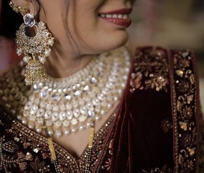 A happy bride's smile is the best accessory. Here you can see how the choker and earrings from the set look together, creating a truly royal feel.