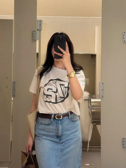 A faceless mirror selfie, focusing entirely on the outfit details.