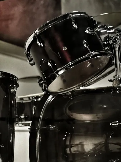 A closer look at our acoustic drum kit, ready for your session. We ensure our gear is always in great condition so you can focus on your performance, whether you're practicing rudiments or playing with your band.
