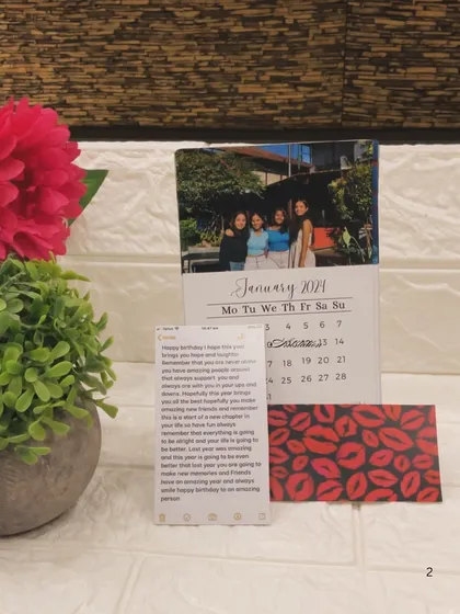 This setup shows how you can pair the calendar with a custom note card, turning it into a complete and thoughtful birthday or anniversary gift.
