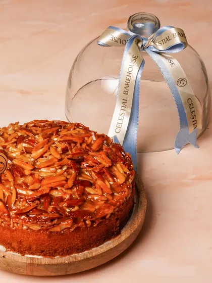 Meet our Honey Almond Crunch Cake. It’s a soft, buttery cake made with wholesome ingredients and topped with a layer of crunchy, honey-caramelized almonds. We present it with our signature glass cloche, which you can keep long after the cake is gone.