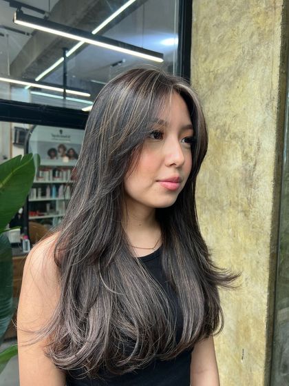 A front-facing view of the lived-in color, showing how the lighter pieces around the face brighten the client's complexion.