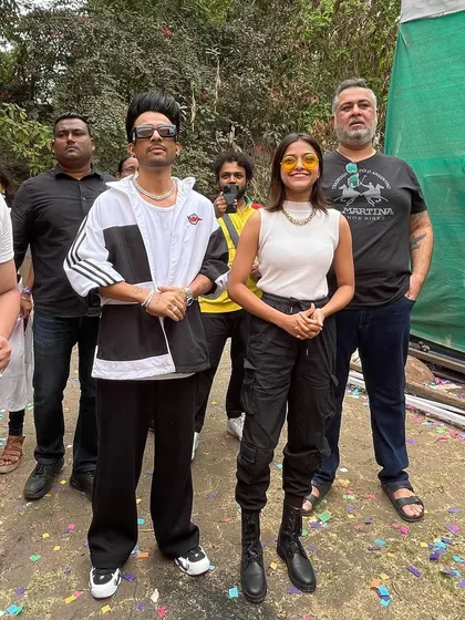 A full-group shot of the artists and their security detail, providing a complete picture of the event's scale.