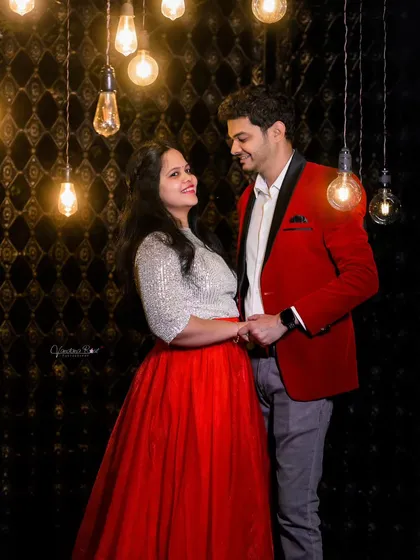 Nothing says romance like a heart made of lights. I use creative props and lighting to create a magical, dreamy atmosphere for evening and night couple photoshoots.