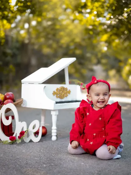 Such a happy, infectious laugh! We love capturing these candid moments of joy during our photoshoots.