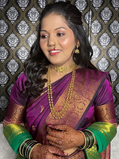 A change of saree for the same bride, showing how the versatile makeup look works with different outfits.