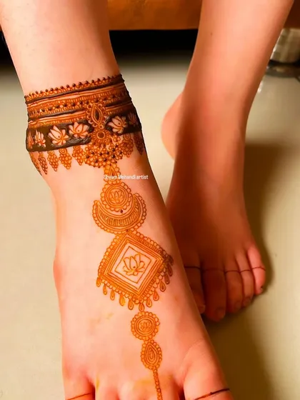 A close-up of the anklet band and central motif from the Arabic-style foot design.