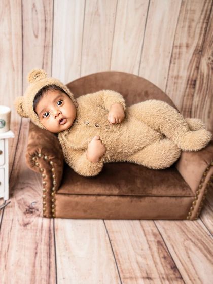 Hello world! This little teddy bear is relaxing on his own mini sofa. I love using props that are perfectly scaled for babies to create these charming scenes.