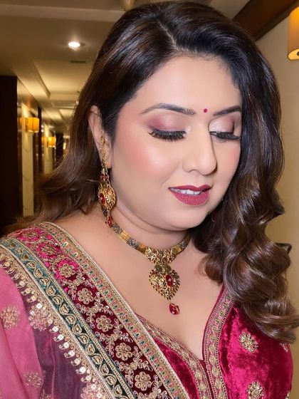 A close-up of the soft and blended eye makeup for this wedding guest look. It's glamorous yet sophisticated, perfect for a family member.
