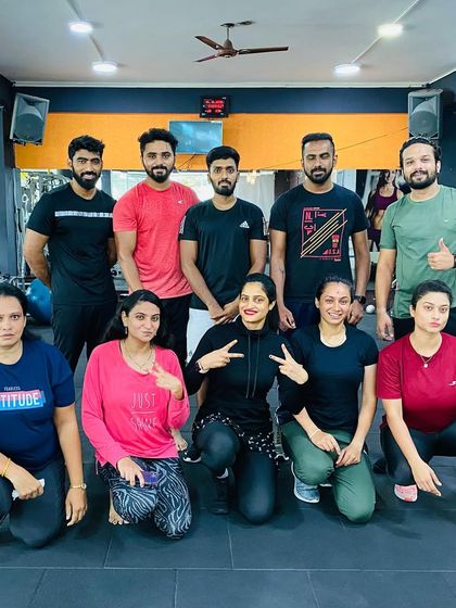 The full squad after a challenging workout. Peace out to another great session.