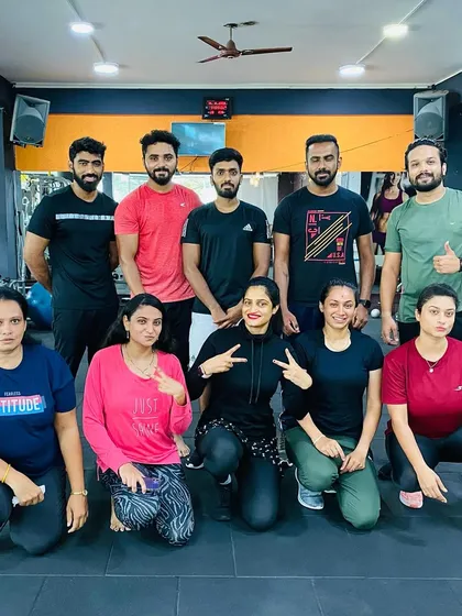 The full squad after a challenging workout. Peace out to another great session.
