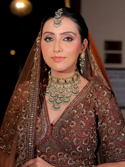 A statement jewellery piece for your big day. This heavy polki choker is designed to make you stand out.