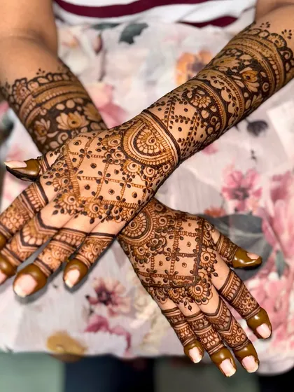 This semi-bridal design combines delicate dot work with bold lines, featuring paisleys and floral patterns for a balanced and beautiful look.