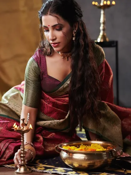 A serene and traditional look. For this shoot, I created a soft, classic Indian makeup look with kohl-lined eyes, a small bindi, and a natural lip color, perfectly complementing the beautiful silk saree.