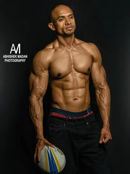 The professional "after" shot. The lighting highlights the extreme vascularity and muscle separation, the hallmarks of a successful and disciplined prep.