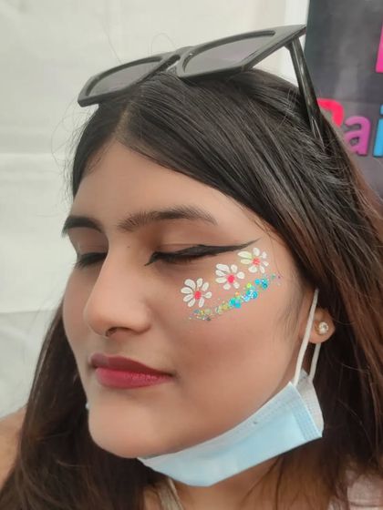 A cute design of daisies along the eye, with a sparkling glitter base.