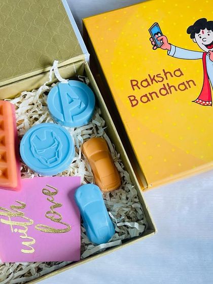 The perfect Raksha Bandhan hamper for a little brother who loves superheroes. This set features a peachy waffle soap, two Avenger-themed soaps, mini car soaps, and an Amethyst Rakhi.