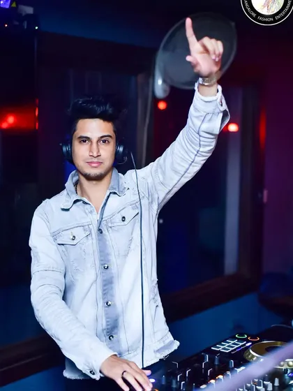 It's time to put your hands up. A shot from Monday Madness, proving that the party starts the week strong.