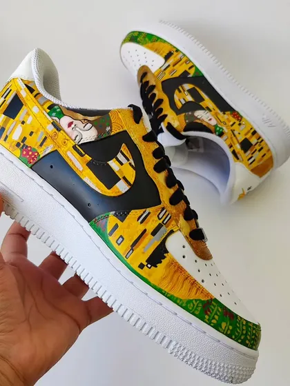 Another look at "The Kiss" by Gustav Klimt on a pair of AF1s. I even used a few gold leaf sheets on top of the artwork to bring it as close to the original painting as possible.