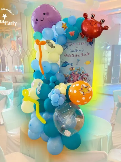 A whimsical centerpiece for an underwater-themed party. This balloon column features a friendly crab, a cute jellyfish, and other sea-inspired elements, adding a splash of fun to the event.