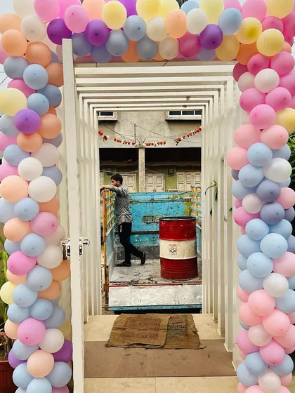 A square-shaped balloon arch in pastel colors, offering a modern and unique alternative to the traditional arch.