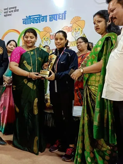 My boxer Jyoti Dhadse receiving the 'Best Challenger' award at the Mayor's Cup. This award recognizes her fighting spirit and relentless pressure, qualities I instill in all my fighters.