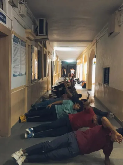 Our athletes perform side planks, an excellent exercise for strengthening the obliques and improving balance during lunges and retreats.